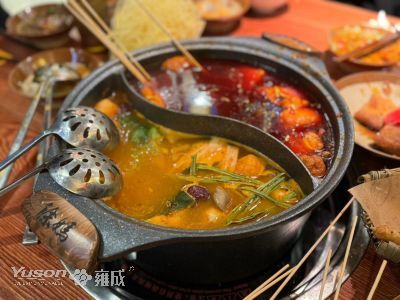 Thanksgiving feiring og krydret herligheter av Chongqing Hot Pot spyd